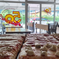 Pizza d'asporto con posti a sedere e angolo bar