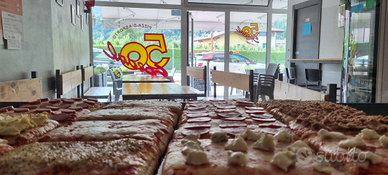 Pizza d'asporto con posti a sedere e angolo bar