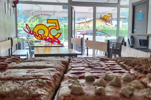 Pizza d'asporto con posti a sedere e angolo bar