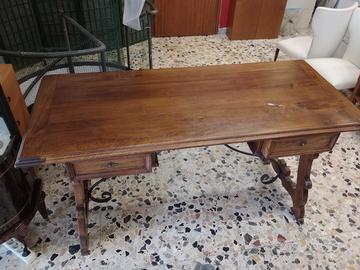 Scrivania in legno massiccio