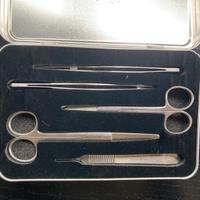 Kit medico con forbici, pinzette e manico bisturi