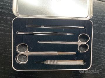 Kit medico con forbici, pinzette e manico bisturi