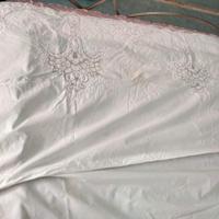 lenzuolo bianco ricamato
