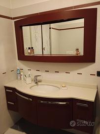 Mobile, specchio e rubinetto bagno