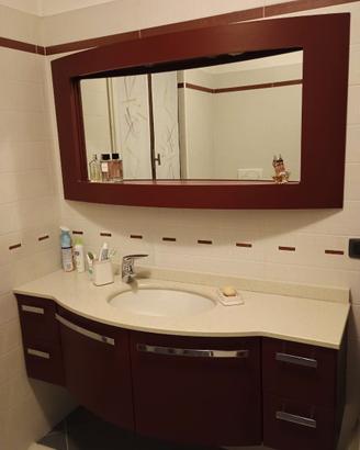 Mobile, specchio e rubinetto bagno
