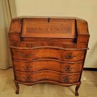 Cassettiera in legno con intarsio floreale