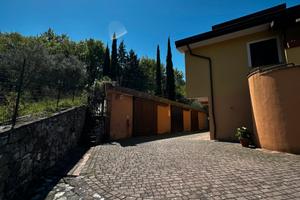 Proprietà indipendente con terreno privato