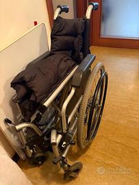 Sedia a rotelle per anziani e disabili