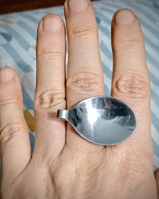 Anello artigianale fatto con un cucchiaino