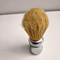 Pennelli da barba di marca e vaschetta in ceramica