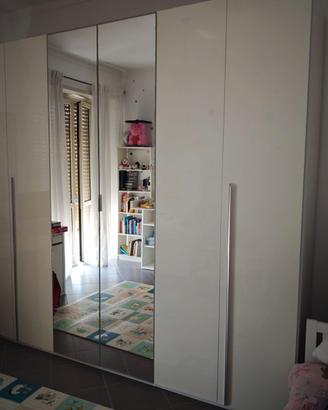 Armadio laccato bianco con specchi