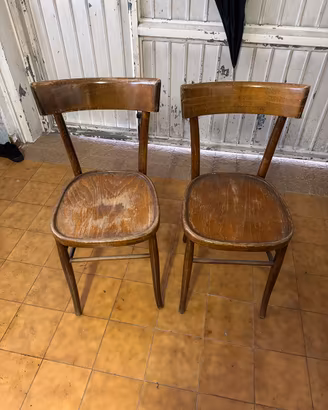 Due vecchie sedie vintage legno