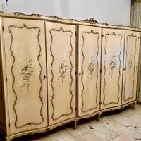 Armadio e letto laccati in stile barocchetto