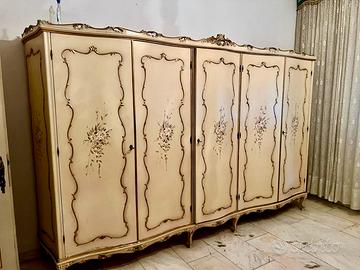 Armadio e letto laccati in stile barocchetto