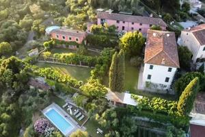 Villa di 534 m² con più di 5 locali a Lucca