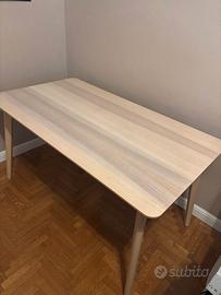 Tavolo in legno chiaro