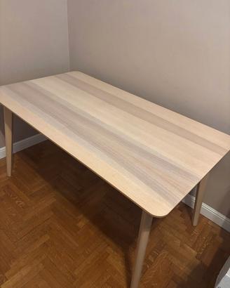 Tavolo in legno chiaro