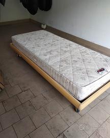Letto singolo con ruote e materasso