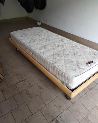 Letto singolo con ruote e materasso