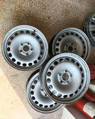4 cerchi in acciaio VOLKSWAGEN  16" + 4 borchie