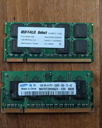 2 moduli RAM 1GB DDR2