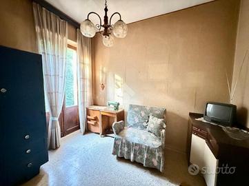 5 LOCALI A MONTEFIASCONE