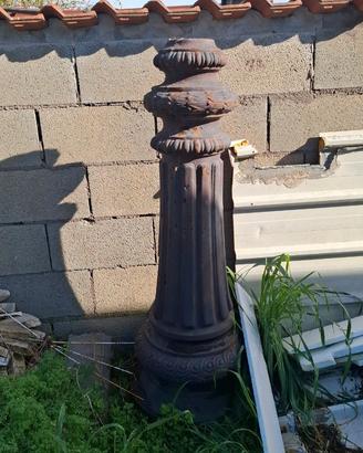 Porta lampione in ghisa