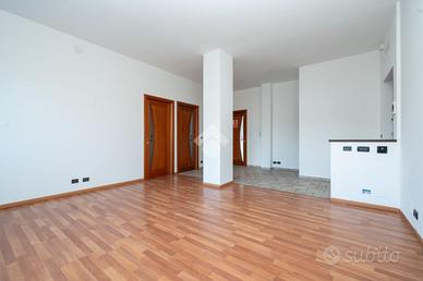 4 LOCALI A CASELLE TORINESE