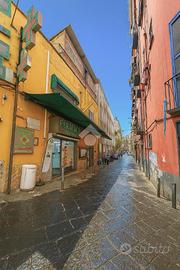 4 LOCALI A NAPOLI