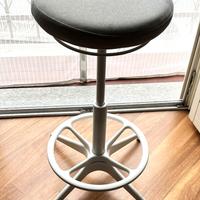 Sgabello/i regolabile in altezza, con poggiapiedi