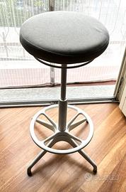 Sgabello/i regolabile in altezza, con poggiapiedi