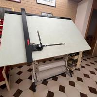 Tavolo da disegno con tecnigrafo 