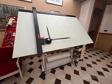 Tavolo da disegno con tecnigrafo 