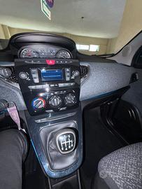 Lancia y ibrida
