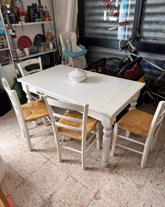 Tavolo in legno e sedie in paglia