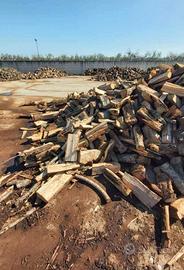 Legna ben secca pronta per ardere