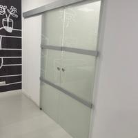Porta scorrevole a due ante 