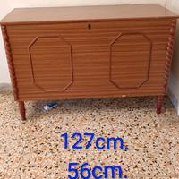 Cassapanca, tavolo e sedie