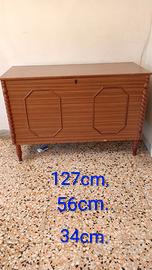 Cassapanca, tavolo e sedie