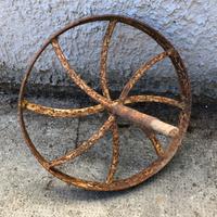 Ruota carriola vintage in ferro battuto