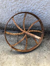 Ruota carriola vintage in ferro battuto
