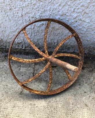 Ruota carriola vintage in ferro battuto