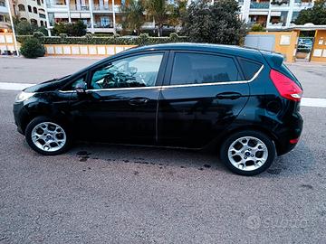 Ford Fiesta 1.4  16v  idonea neopatentati
