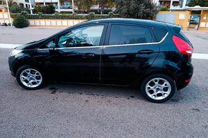 Ford Fiesta 1.4  16v  idonea neopatentati
