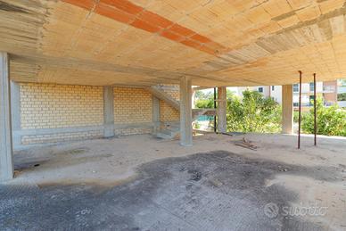 Quadrilocale al grezzo con corte e garage