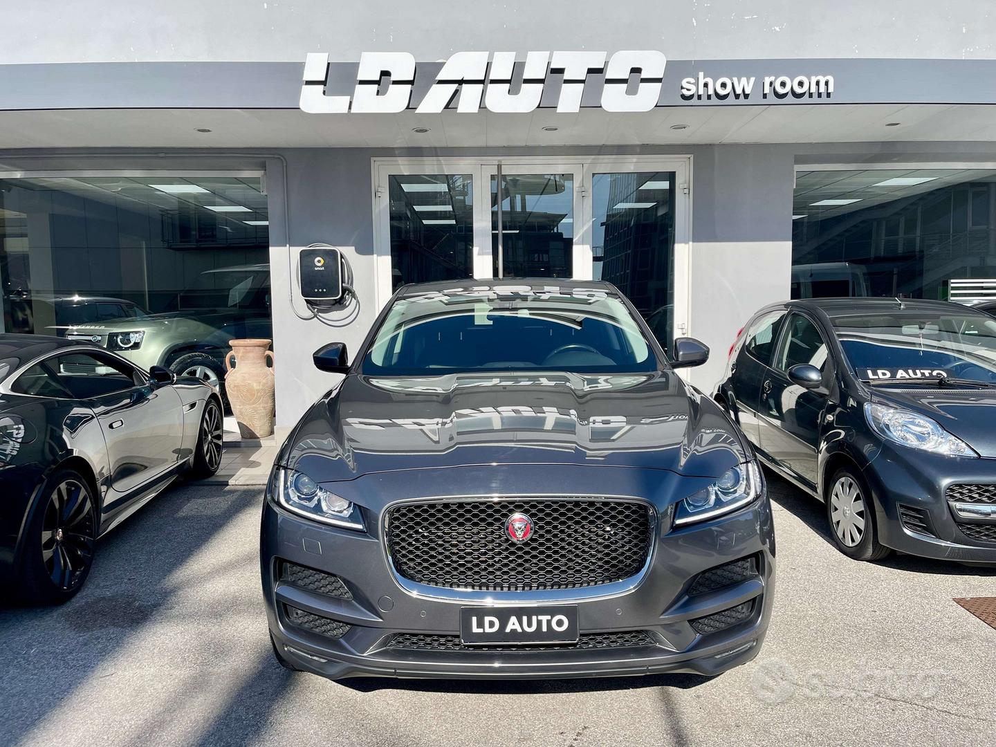 Jaguar F-Pace 2017 photo 2