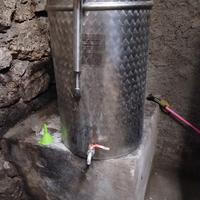 piccolo contenitore di acciaio per vino 
