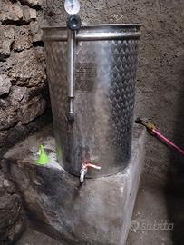 piccolo contenitore di acciaio per vino 