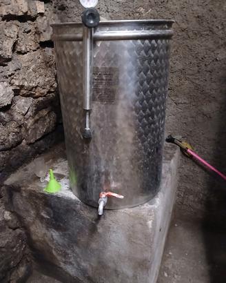 piccolo contenitore di acciaio per vino 