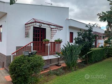 Prestigiosa villa unifamiliare rifinita con piscin